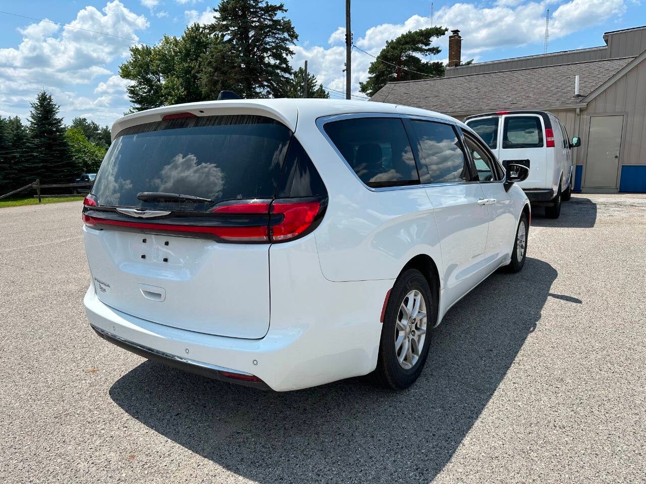 2023 Chrysler Pacifica Touring L 4dr Mini Van
